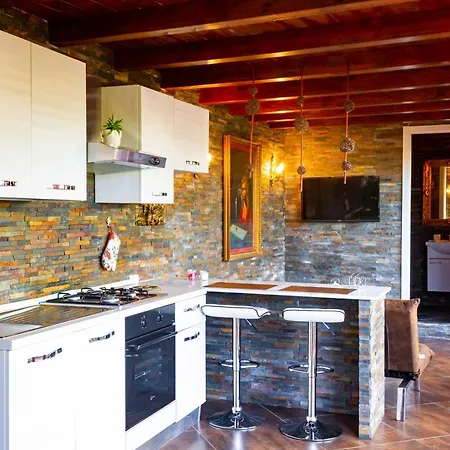 Vesuvio Garden E Spa, Host