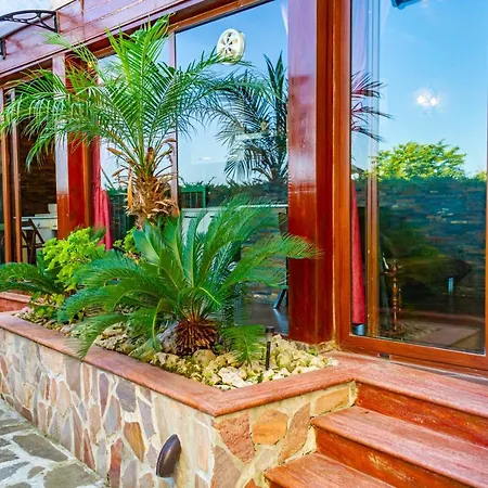 Vesuvio Garden E Spa, Host