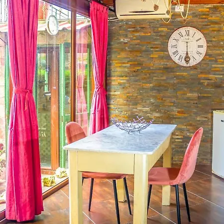 Vesuvio Garden E Spa, Host